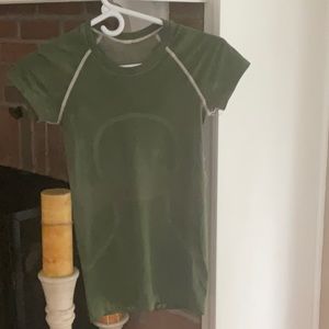 Size 2 lululemon short sleeve shirt